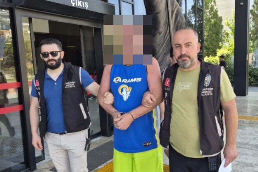 58 yaşındaki İngiliz turiste, otel personeliyle tartıştıktan sonra Türk bayrağına tükürdüğü iddiasıyla tutuklandı