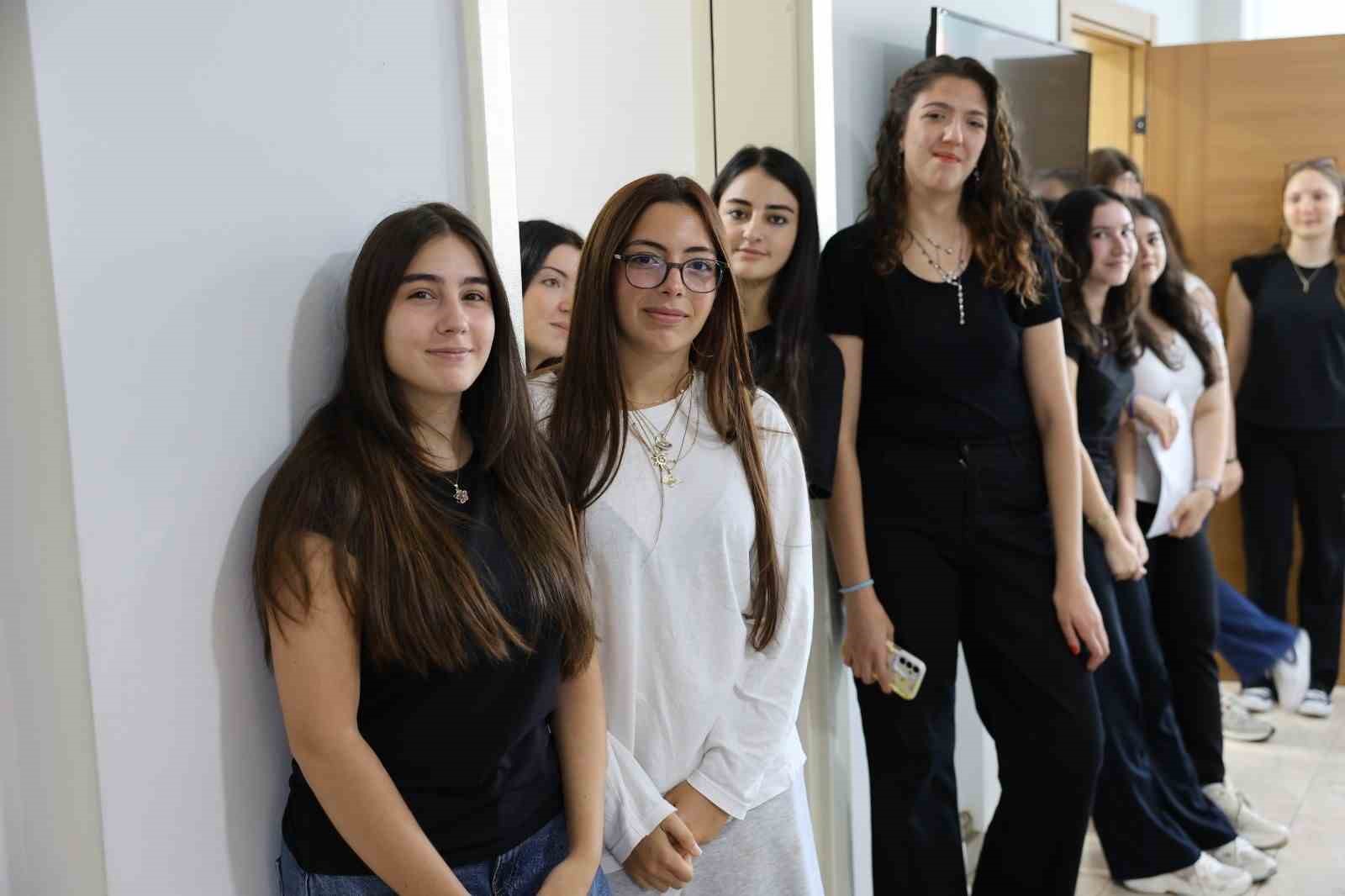 ATA AKADEMİ’DE EĞİTİM ALAN ÖĞRENCİLER, 2026 YKS SONUÇLARINDA ÖNEMLİ BİR BAŞARIYA İMZA ATTI. ÜNİVERSİTE TERCİHİ YAPAN 151 ATA AKADEMİ ÖĞRENCİSİNİN 106’SI ÜNİVERSİTEYE YERLEŞİRKEN, ÖĞRENCİLERİN YÜZDE 70,2’Sİ HAYALLERİNDEKİ ÜNİVERSİTE VE BÖLÜMLERE BİR ADIM DAHA YAKLAŞTI.