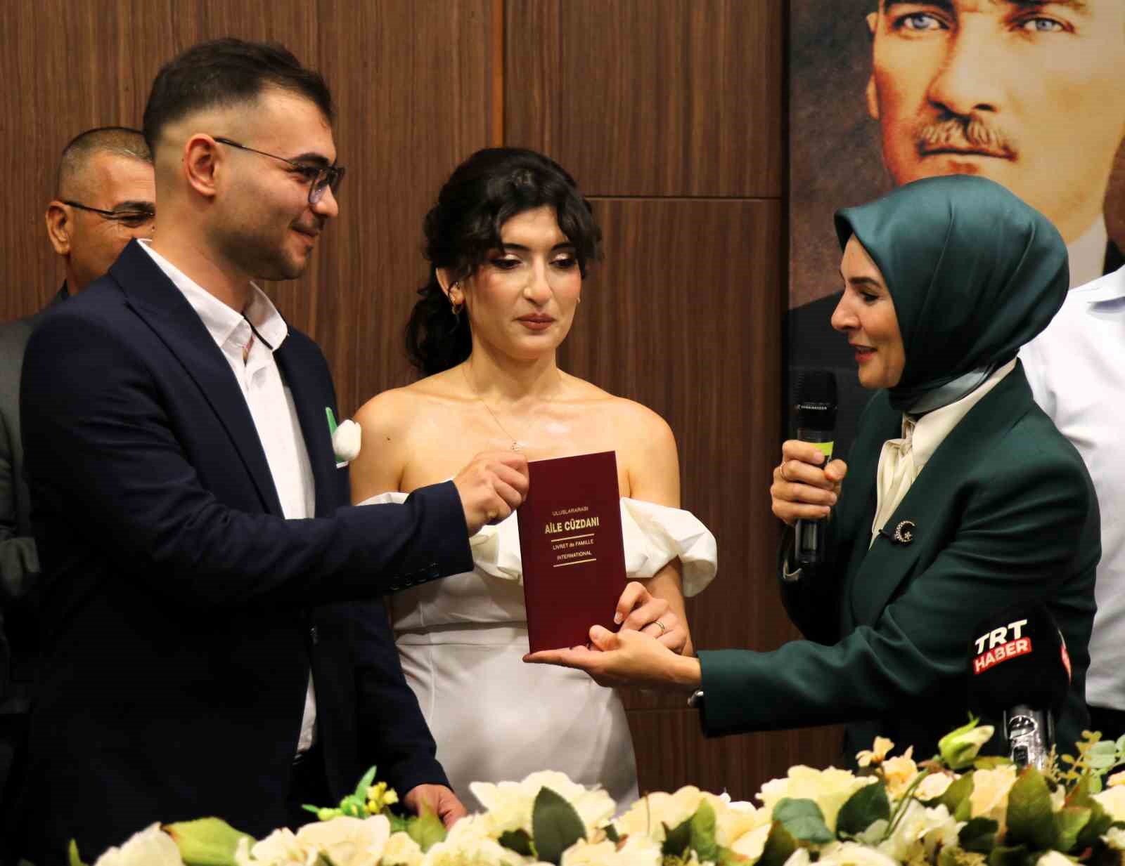 AİLE VE SOSYAL HİZMETLER BAKANI MAHİNUR ÖZDEMİR GÖKTAŞ, DENİZLİ'DE AİLE VE GENÇLİK FONU KAPSAMINDA EVLİLİK DESTEĞİNDEN FAYDALANAN ŞERİFE FUNDA SÖNMEZ VE HÜSEYİN SELÇUK ÇİFTİNİN NİKAH ŞAHİDİ OLDU.