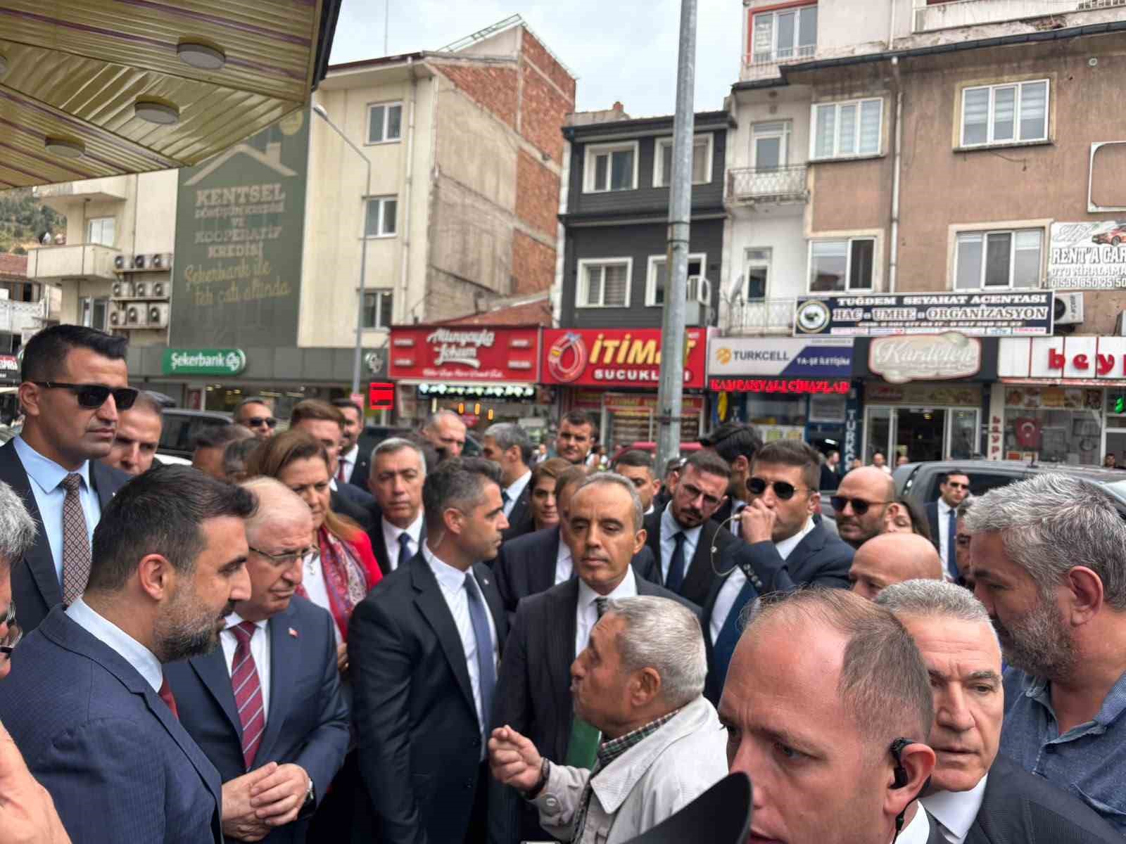 TEMASLARDA BULUNMAK ÜZERE AFYONKARAHİSAR’A GELEN MİLLİ SAVUNMA BAKANI YAŞAR GÜLER, KENT MERKEZİNDE ESNAF ZİYARETİ GERÇEKLEŞTİRDİ.