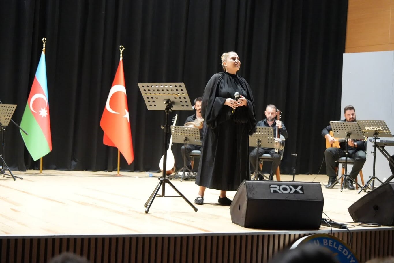 KONUŞMALARIN ARDINDAN DÜZENLENEN KONSERDE AZERBAYCAN VE TÜRK MÜZİĞİNDEN SEÇKİN ESERLER SESLENDİRİLDİ. KATILIMCILAR, İKİ ÜLKENİN ORTAK MÜZİK KÜLTÜRÜNÜ YANSITAN ESERLERLE KEYİFLİ BİR AKŞAM YAŞADI.
