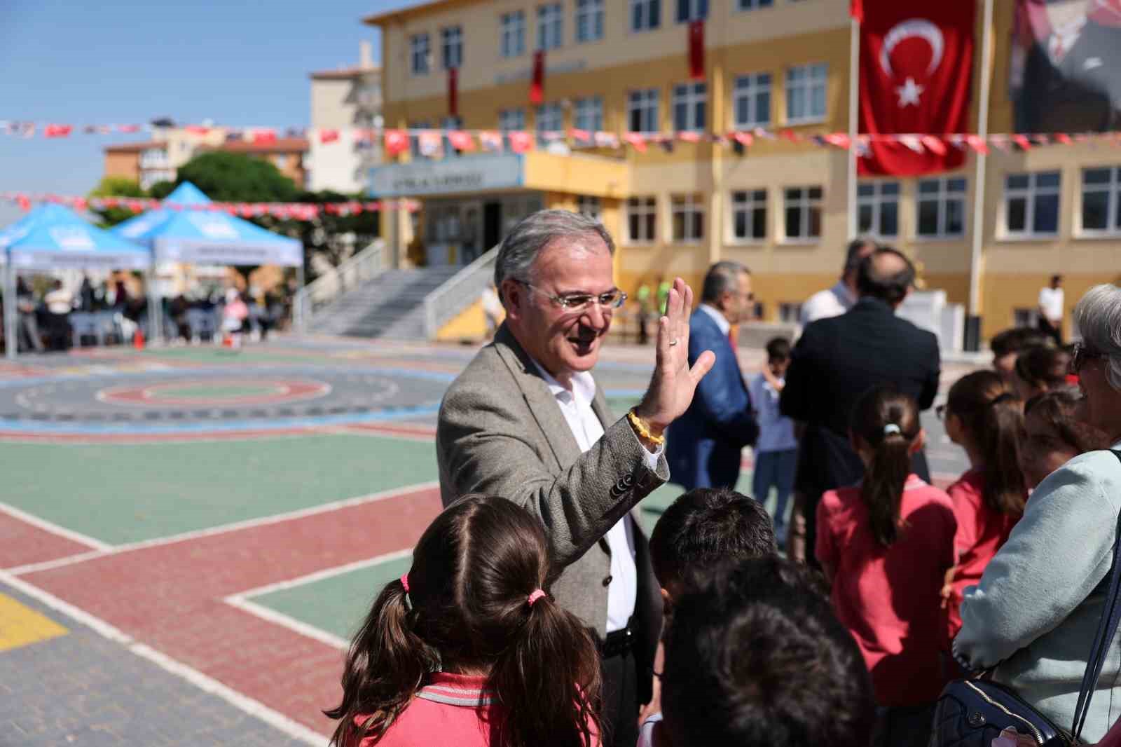 HACILAR BELEDİYE BAŞKANI BİLAL ÖZDOĞAN, 2026-2027 EĞİTİM-ÖĞRETİM YILININ BAŞLAMASI DOLAYISIYLA HACILAR İSTİKLAL İLKOKULU’NDA DÜZENLENEN PROGRAMA KATILARAK ÖĞRENCİLERİN HEYECANINA ORTAK OLDU.