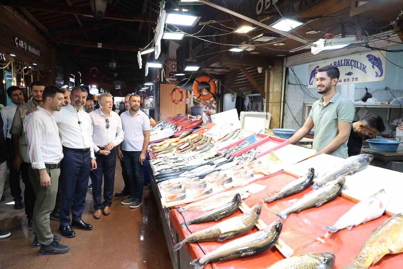AHİLİK HAFTASI DOLAYISIYLA TARİHİ KAPALI ÇARŞI’DA ESNAF VE VATANDAŞLARLA BULUŞAN ELAZIĞ BELEDİYE BAŞKANI ŞAHİN ŞERİFOĞULLARI, “AHİLİK KÜLTÜRÜ EŞİ BENZERİ OLMAYAN MUHTEŞEM BİR DEĞERDİR” DEDİ