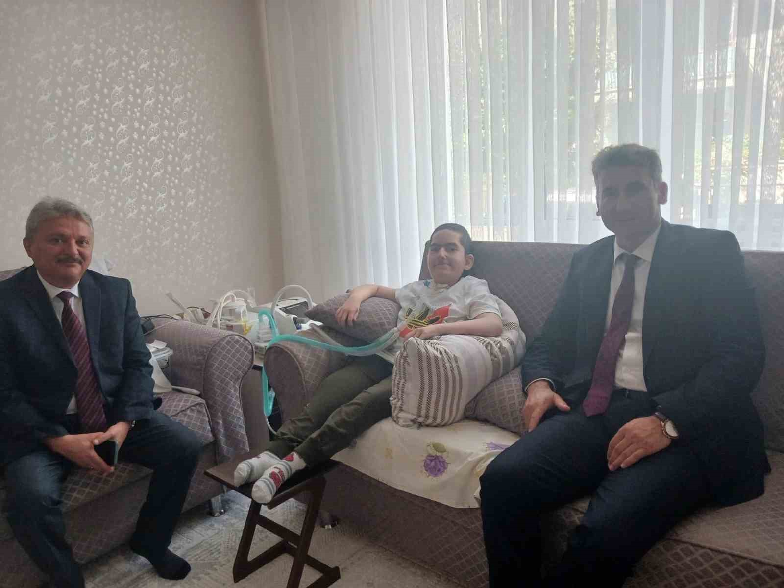 KONYA’NIN BEYŞEHİR İLÇESİNDE, ÇEŞİTLİ NEDENLERLE EĞİTİMLERİNE EVLERİNDE DEVAM EDEN ÖĞRENCİLER UNUTULMADI.