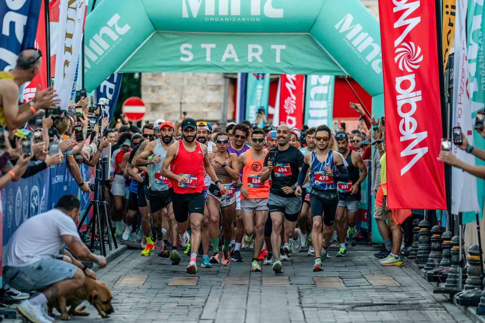 BODRUM YARI MARATONU’NDA 9. YIL HEYECANI İÇİN GERİ SAYIM DEVAM EDİYOR. 2, 3 VE 4 EKİM TARİHLERİNDEKİ ORGANİZASYONA 20 GÜN KALA HAZIRLIKLAR SÜRERKEN, BODRUM DA YAZ SEZONUNUN YOĞUNLUĞUNUN GERİDE KALDIĞI "SARI YAZ" GÜNLERİNDE KOŞUCULARI AĞIRLAMAYA HAZIRLANIYOR.