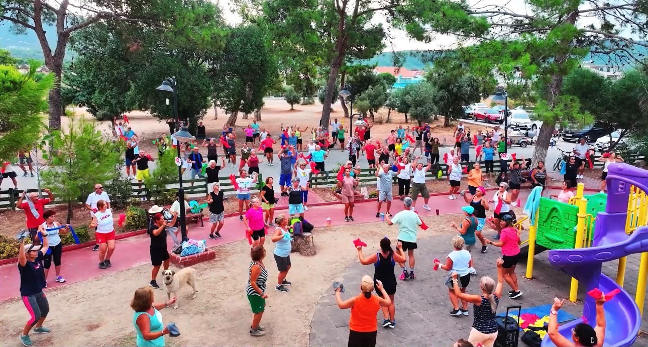 DİDİM BELEDİYESİ TARAFINDAN KENT GENELİNDE DÜZENLİ OLARAK GERÇEKLEŞTİRİLEN SABAH SPORLARI, 16-22 EYLÜL AVRUPA HAREKETLİLİK HAFTASI KAPSAMINDA AKBÜK ZÜBEYDE HANIM PARKI’NDA DÜZENLENEN BULUŞMAYLA DEVAM ETTİ.