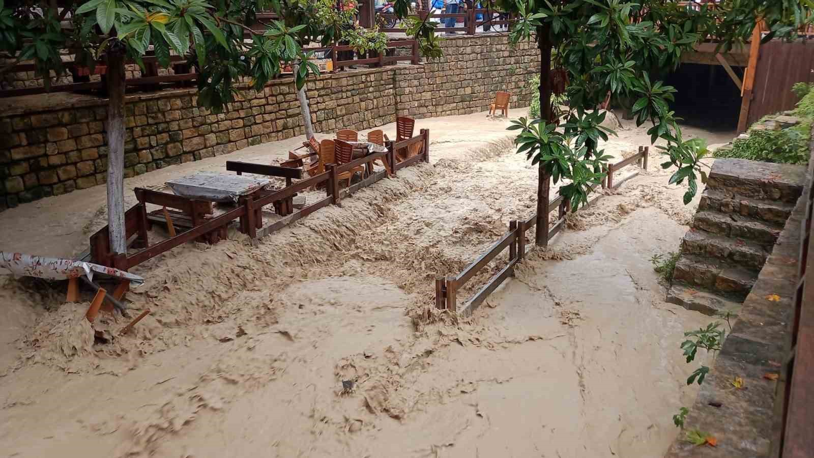 HATAY’IN SAMANDAĞ İLÇESİ HIDIRBEY MAHALLESİ’NDE BULUNAN DERE, ETKİLİ OLAN YAĞIŞLA BİRLİKTE TAŞTI. NEHRİN TAŞMASIYLA ÇAY BAHÇESİ SULAR ALTINDA KALDI.