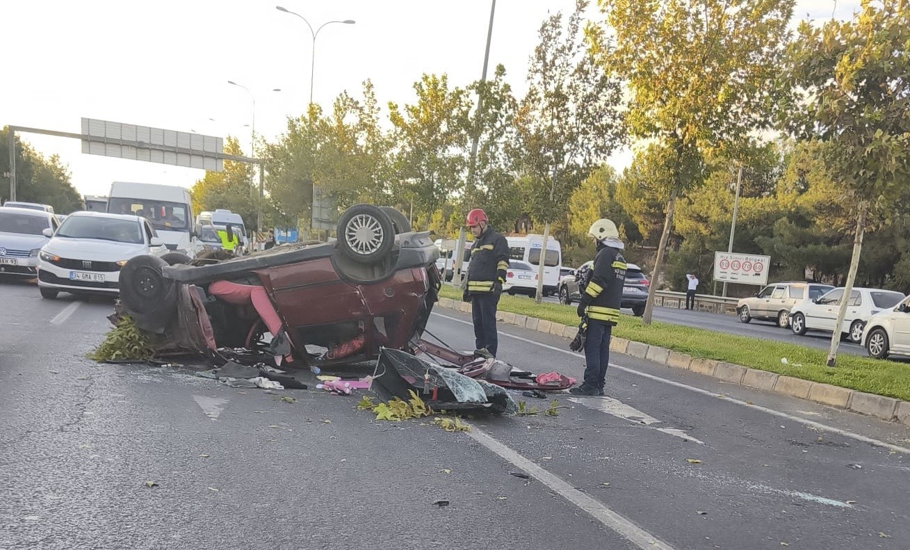 KONTROLDEN ÇIKAN OTOMOBİL TAKLA ATARAK KARŞI ŞERİDE GEÇTİ: 3 YARALI