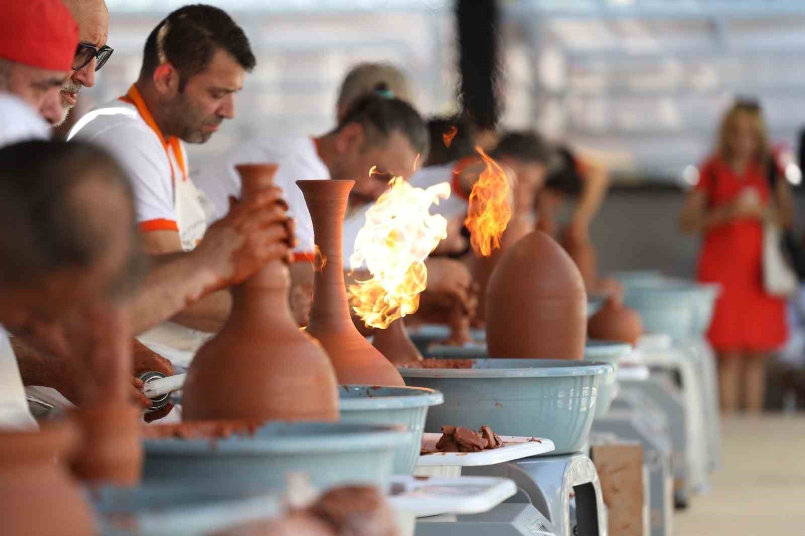MENEMEN BELEDİYESİ TARAFINDAN BU YIL 5’İNCİ KEZ GERÇEKLEŞTİRİLECEK ULUSLARARASI MENEMEN ÇÖMLEK FESTİVALİ, DOLU PROGRAMININ YANINDA KONSERLERİYLE DE ÖNE ÇIKACAK.