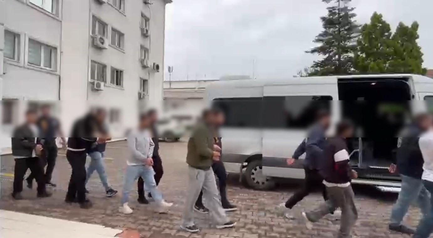 SAKARYA MERKEZLİ 3 İLDE YASA DIŞI BAHİS VE KARA PARA AKLAMA SUÇLARINA YÖNELİK DÜZENLENEN EŞ ZAMANLI OPERASYONDA GÖZALTINA ALINAN 31 ŞÜPHELİDEN 26’SI TUTUKLANDI.