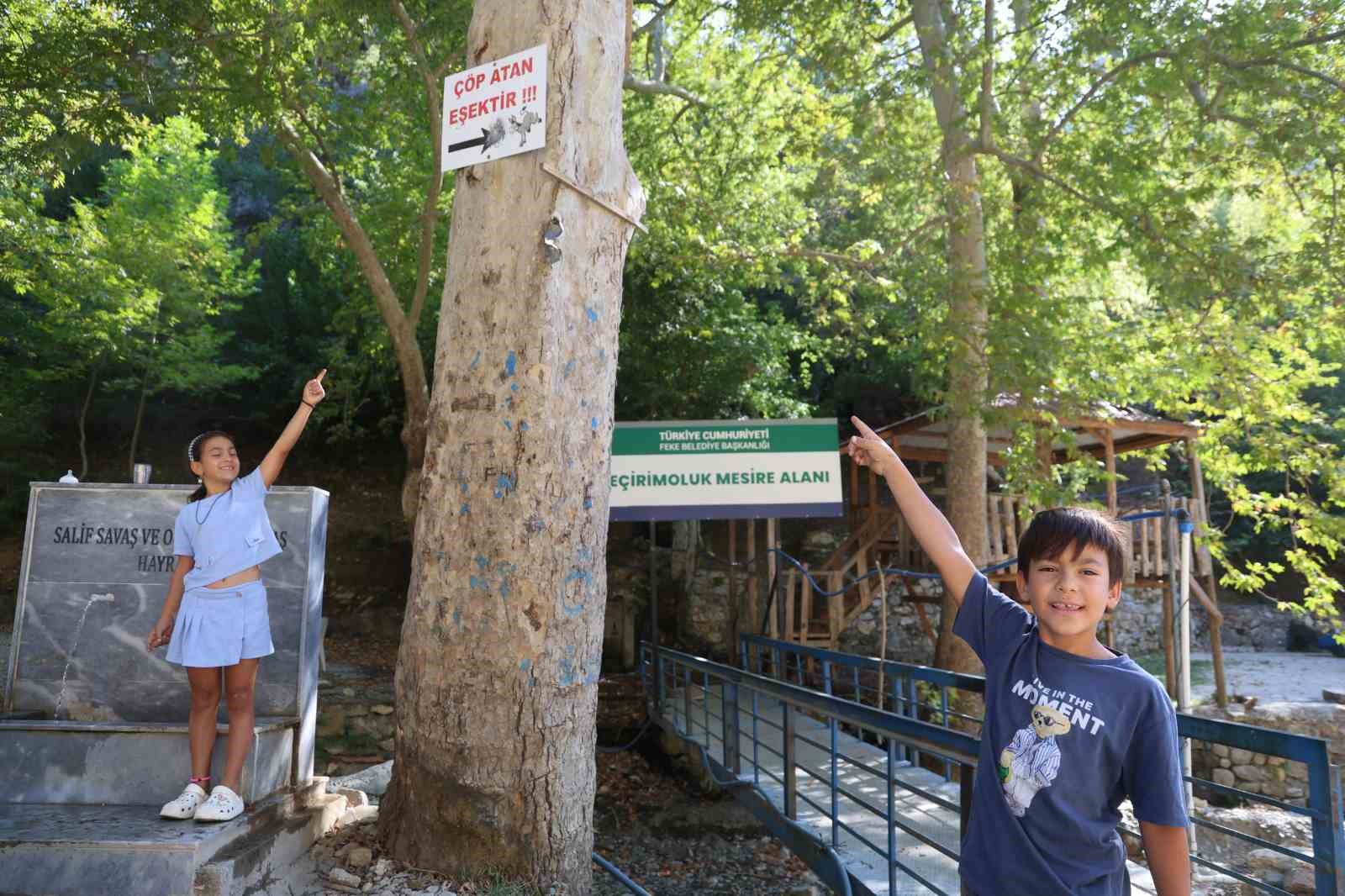 9 YAŞINDAKİ ZEYNEP MİRAY SOLMUŞGÜL, ALANDA BULUNAN "ÇÖP ATAN EŞEKTİR" YAZILI TABELANIN HAKLI OLDUĞUNU BELİRTEREK, "BU YAZIYI OKUYUNCA İNSANLARIN DOĞAYI TEMİZ TUTMALARINI İSTEDİM. ‘ÇÖP ATAN EŞEKTİR’ YAZMIŞLAR, ÇOK DOĞRU YAZMIŞLAR.
