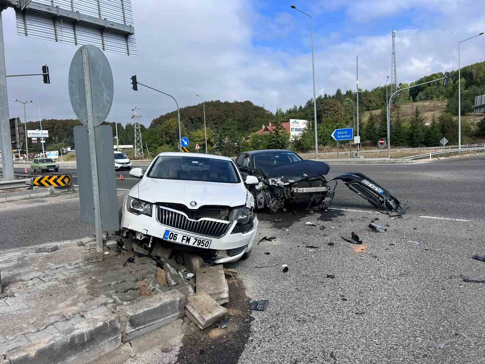 BOLU'DA D-100 KARA YOLU ABANT KAVŞAĞI'NDA İKİ OTOMOBİLİN ÇARPIŞMASI SONUCU MEYDANA GELEN KAZADA ARAÇLAR HURDAYA DÖNERKEN, FACİANIN EŞİĞİNDEN DÖNÜLEN OLAYDA ŞANS ESERİ YARALANAN OLMADI.