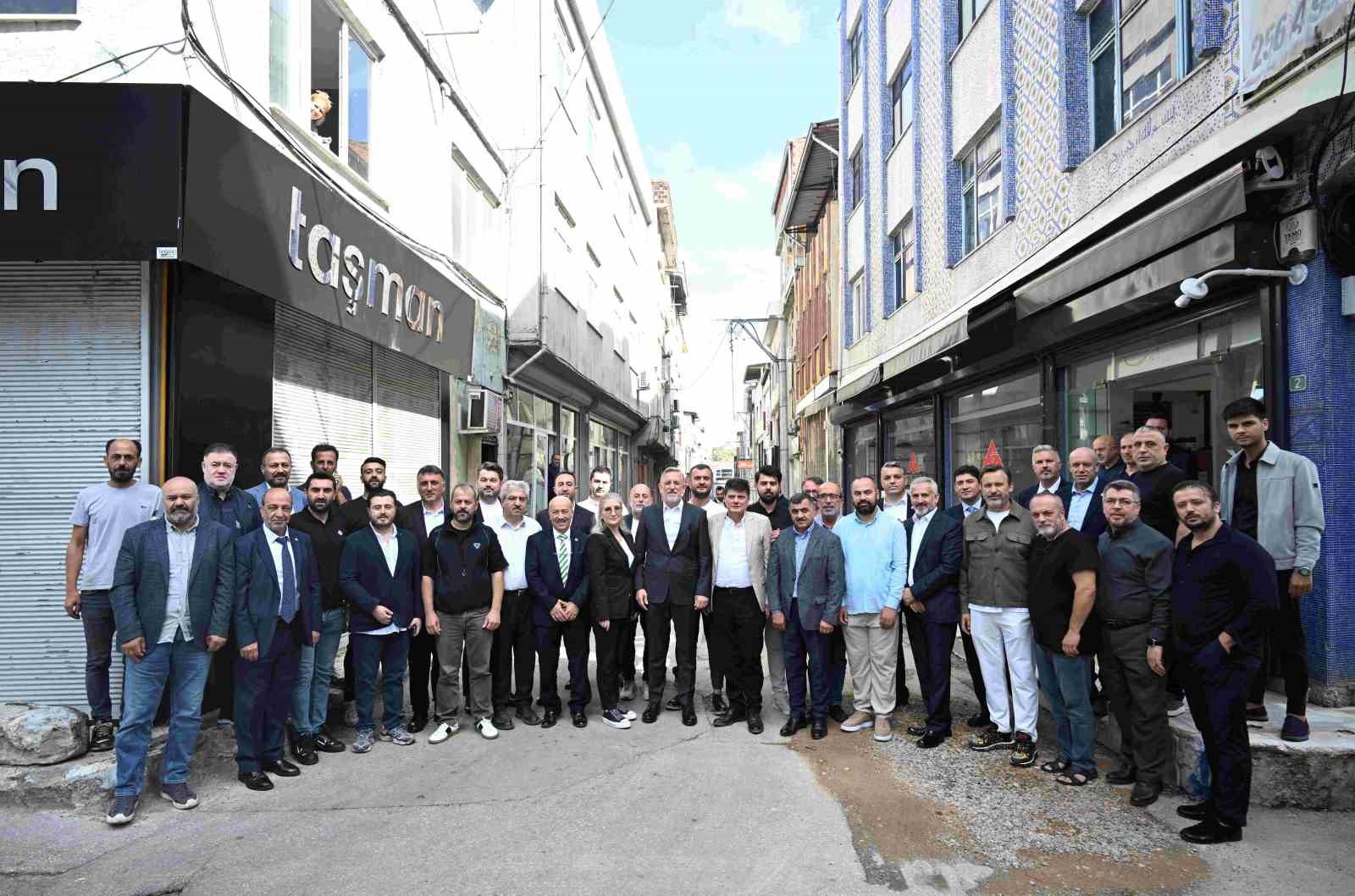 BURSA TİCARET VE SANAYİ ODASI (BTSO) YÖNETİM KURULU BAŞKANI İBRAHİM BURKAY, GENÇOSMAN AYAKKABICILAR ÇARŞISI’NDA SEKTÖR TEMSİLCİLERİNE İHRACAT VE YENİ PAZAR MÜJDESİ VERDİ. BTSO 33. MESLEK KOMİTESİ ÇALIŞMA GRUBU İLE GERÇEKLEŞTİRİLEN BULUŞMADA İBRAHİM BURKAY, KASIM AYINDA ÇARŞIYA 250 KİŞİLİK ALIM HEYET