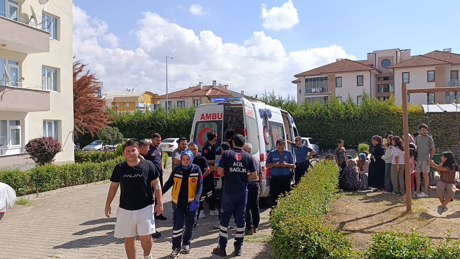 BURSA’NIN İNEGÖL İLÇESİNDE BİR APARTMAN DAİRESİNİN MUTFAĞINDA ÇIKAN YANGIN PANİĞE NEDEN OLDU. YANGIN SIRASINDA DAİREDE BULUNAN 2’Sİ ÇOCUK 4 KİŞİ DUMANDAN ETKİLENDİ.