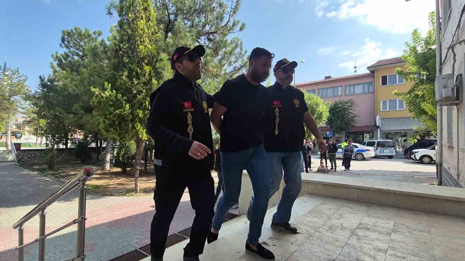 ESKİŞEHİR'İN ÇİFTELER İLÇESİNDE OTO GALERİCİLİK YAPAN 25 YAŞINDAKİ EMRAH YAKAR'IN KESİCİ ALETLE YARALANMASI SONUCU HAYATINI KAYBETTİĞİ OLAYLA İLGİLİ GÖZALTINA ALINAN, ARALARINDA AĞABEYİNİN DE BULUNDUĞU 3 ŞÜPHELİ, EMNİYETTEKİ İŞLEMLERİNİN ARDINDAN ADLİYEYE SEVK EDİLDİ.