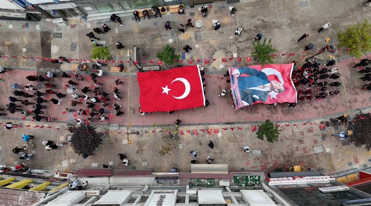 KARABÜK'TE, 19 EYLÜL GAZİLER GÜNÜ DOLAYISIYLA "KAHRAMANLARLA KARDEŞLİK YOLUNDA 19 EYLÜL GAZİLER GÜNÜ YÜRÜYÜŞÜ" GERÇEKLEŞTİRİLDİ.