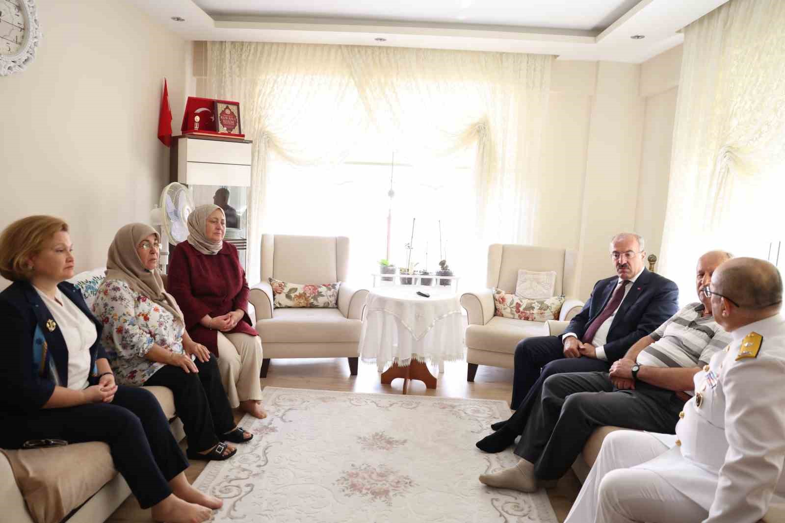 ÇANAKKALE VALİSİ DOÇ. DR. ÖMER TORAMAN VE BERABERİNDEKİLER 19 EYLÜL GAZİLER GÜNÜ’NDE GAZİ ZİYARETİ GERÇEKLEŞTİRDİ.