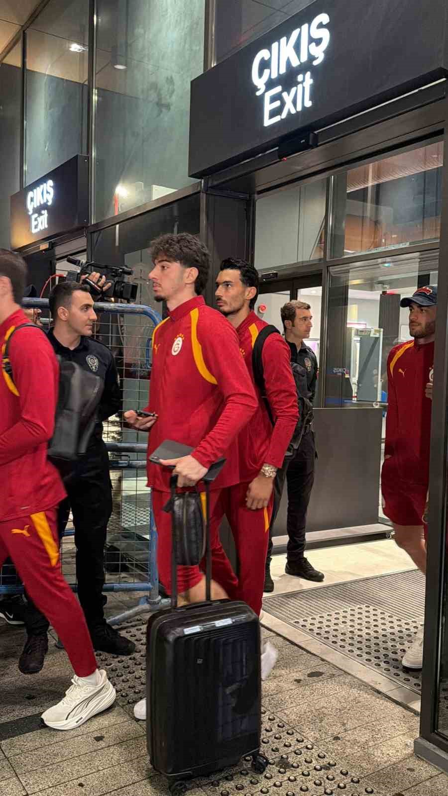 SÜPER LİG'İN 6. HAFTASINDA DEPLASMANDA TRABZONSPOR İLE KARŞILAŞACAK OLAN GALATASARAY BU AKŞAM ÖZEL UÇAKLA TRABZON'A GELDİ.