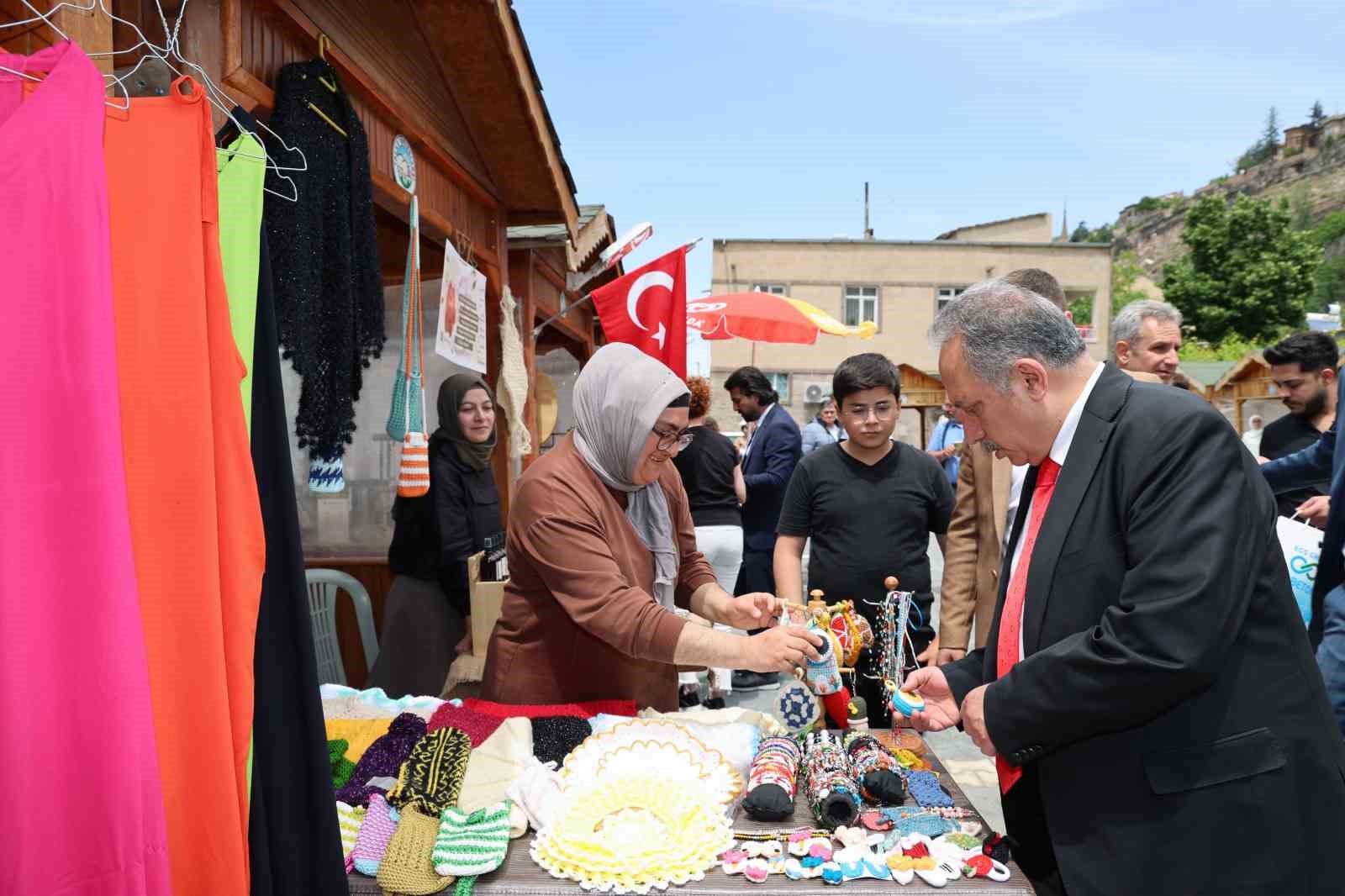 TALAS BELEDİYESİNİN KADIN GİRİŞİMCİLERE DESTEK AMACIYLA MAHARETLİ ELLER KADIN GİRİŞİMİ ÜRETİM VE İŞLETME KOOPERATİFİ İLE BİRLİKTE HAYATA GEÇİRDİĞİ ‘MAHARETLİ ELLER KADIN ÜRETİCİ PAZARI’, KIŞLIK HAZIRLIKLARIN YAPILACAĞI EYLÜL AYININ İKİNCİ PAZAR GÜNÜ MİSAFİRLERİNİ AĞIRLAMAYA HAZIRLANIYOR.