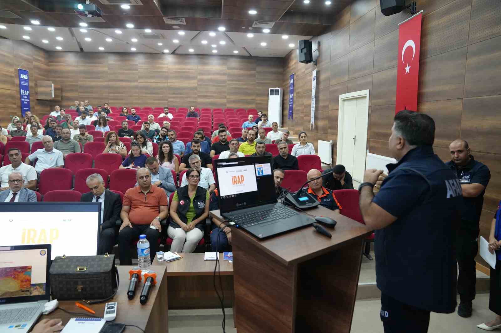 DİYARBAKIR’I GELECEĞİN AFETLERİNE KARŞI AŞILMAZ BİR KALE HALİNE GETİRMEYİ HEDEFLEYEN 2027-2031 İL AFET RİSK AZALTMA PLANI (İRAP) ÇALIŞTAYI, KENTİN TÜM DİNAMİKLERİNİ TEK BİR ÇATI ALTINDA TOPLAYARAK TAMAMLANDI.