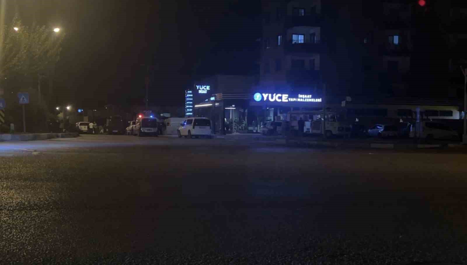 ADANA’DA İNŞAAT MALZEMELERİ SATAN BİR FİRMAYA MOLOTOF KOKTEYLİ SALDIRI DÜZENLENDİ. SALDIRGANLAR KAÇARKEN İŞ YERİNDE MADDİ HASAR MEYDANA GELDİ.