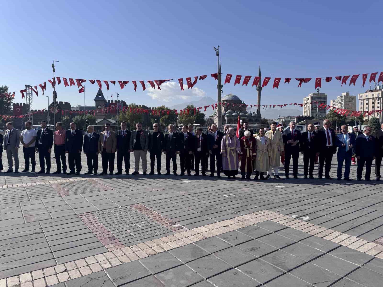 KAYSERİ’DE AHİLİK HAFTASI KUTLAMALARI, KAYSERİ ESNAF VE SANATKARLAR ODALARI BİRLİĞİ (KESOB) TARAFINDAN DÜZENLENEN ÇELENK SUNMA TÖRENİ İLE BAŞLADI.