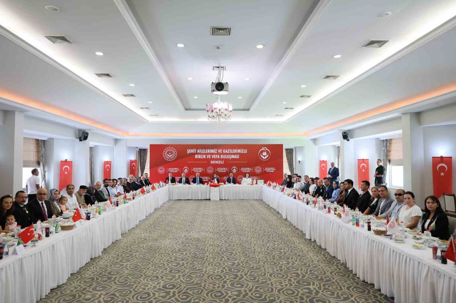BAKAN GÖKTAŞ, BİR DİZİ PROGRAM İÇİN BULUNDUĞU DENİZLİ’DE DÜZENLENEN "ŞEHİT AİLELERİMİZ VE GAZİLERİMİZLE BİRLİK VE VEFA BULUŞMASI" PROGRAMINDA ŞEHİT AİLELERİ VE GAZİLERLE BİR ARAYA GELMEKTEN BÜYÜK MUTLULUK DUYDUĞUNU BELİRTEREK, CUMHURBAŞKANI RECEP TAYYİP ERDOĞAN’IN SELAMLARINI İLETTİ.
