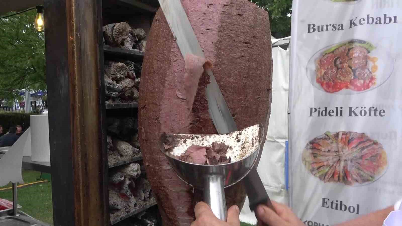 BURSA’DA DÜZENLENEN GASTRONOMİ FESTİVALİ KAPSAMINDA HAZIRLANAN 3 METRELİK ÖZEL TABAKTA BURSA DÖNER KEBABI İKRAM EDİLDİ. TEK BİR TABAKTAN YAPILAN İKRAM, VATANDAŞLARDAN YOĞUN İLGİ GÖRDÜ.