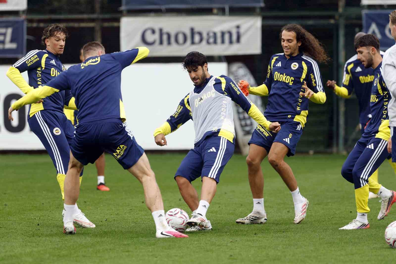 FENERBAHÇE, 20 EYLÜL PAZAR GÜNÜ SAHASINDA EYÜPSPOR İLE OYNAYACAĞI TRENDYOL SÜPER LİG 6. HAFTA MAÇININ HAZIRLIKLARINA BUGÜN YAPTIĞI ANTRENMANLA DEVAM ETTİ.