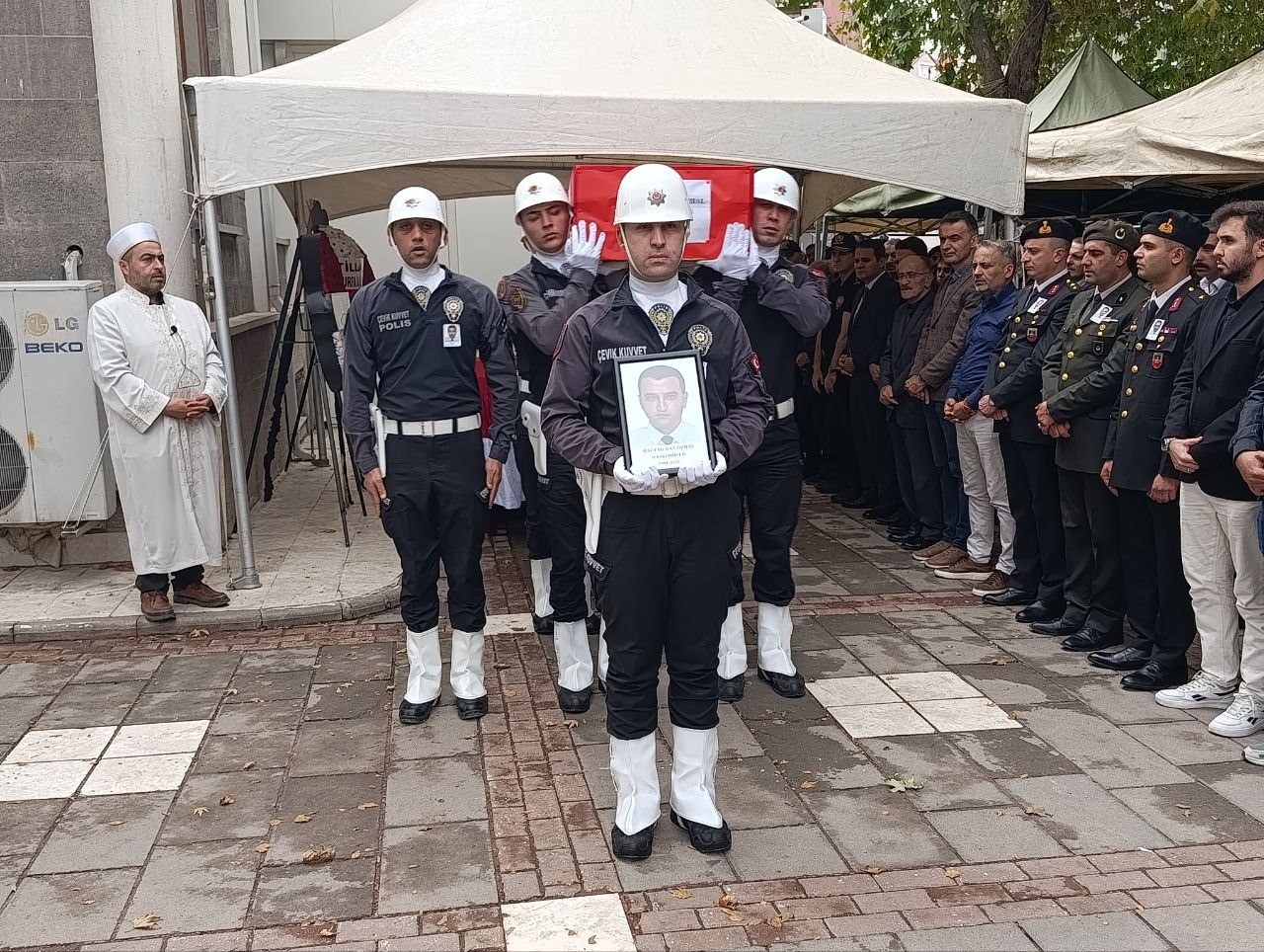 ŞANLIURFA’DA İL EMNİYET MÜDÜRLÜĞÜ GÜVENLİK ŞUBE MÜDÜRLÜĞÜ KADROSUNDA GÖREV YAPAN BEYŞEHİRLİ BAŞKOMİSER HACI MURAT ÖZBAL, GEÇİRDİĞİ KALP KRİZİ SONUCU HAYATINI KAYBETTİ. ÖZBAL, MEMLEKETİ BEYŞEHİR’DE DÜZENLENEN CENAZE TÖRENİNİN ARDINDAN DUALARLA SON YOLCULUĞUNA UĞURLANDI.