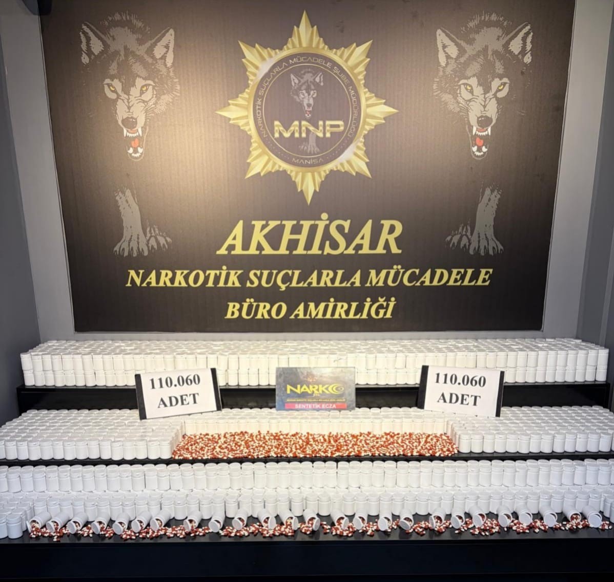 MANİSA'NIN AKHİSAR İLÇESİNDE POLİSİN İKİ AYRI İKAMETE DÜZENLEDİĞİ OPERASYONDA 110 BİN 60 ADET SENTETİK ECZA HAP ELE GEÇİRİLİRKEN, ADLİYEYE SEVK EDİLEN 3 ŞÜPHELİDEN 2'Sİ TUTUKLANDI.