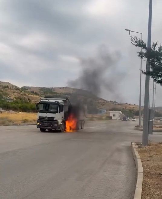ELAZIĞ’DA BİR KAMYONDA ÇIKAN YANGINI GÖREN BETON MİKSERİ SÜRÜCÜSÜ MÜDAHALE ETTİ. YANGIN DUYARLI SÜRÜCÜSÜNÜN MÜDAHALESİ İLE DAHA FAZLA BÜYÜMEDEN KONTROL ALTINA ALINDI