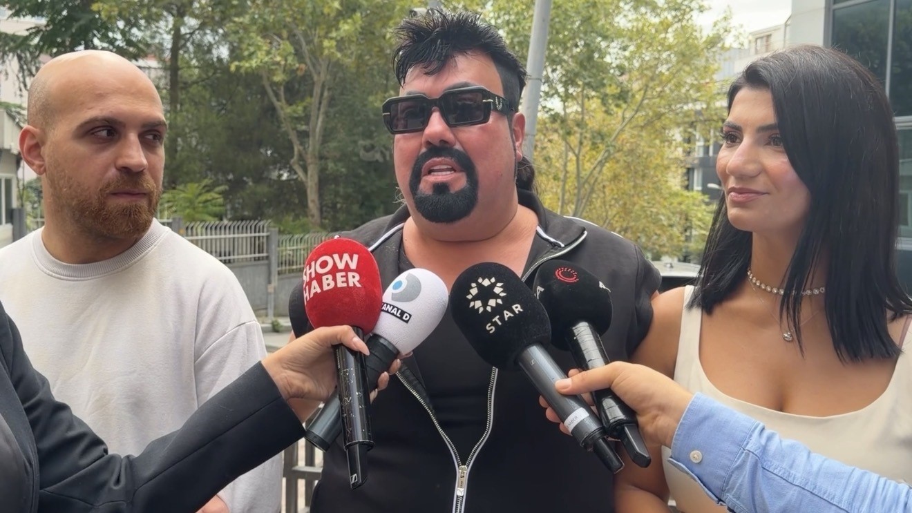 ÜNLÜ ŞARKICI KOBRA MURAT TEHDİT EDİLDİĞİNİ SÖYLEYEREK, SAVCILIĞA BAŞVURACAĞINI AÇIKLADI: "1 MİLYON DOLAR VERECEKSİN, EVİNİ KELEŞLE TARARIZ"