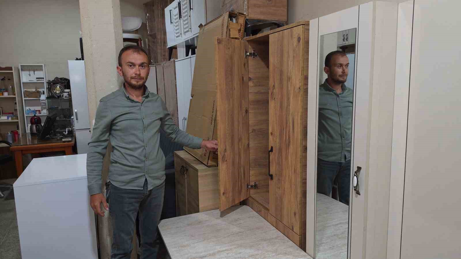 İKİNCİ EL VE SPOT EŞYA SATICILARININ YOĞUN OLARAK BULUNDUĞU KÖPRÜ SOKAK'TA ESNAFLIK YAPAN FERİDUN TÜTÜNCÜ, ÖĞRENCİLERİN TEMEL EV EŞYALARINA İLGİ GÖSTERDİĞİNİ BELİRTTİ.