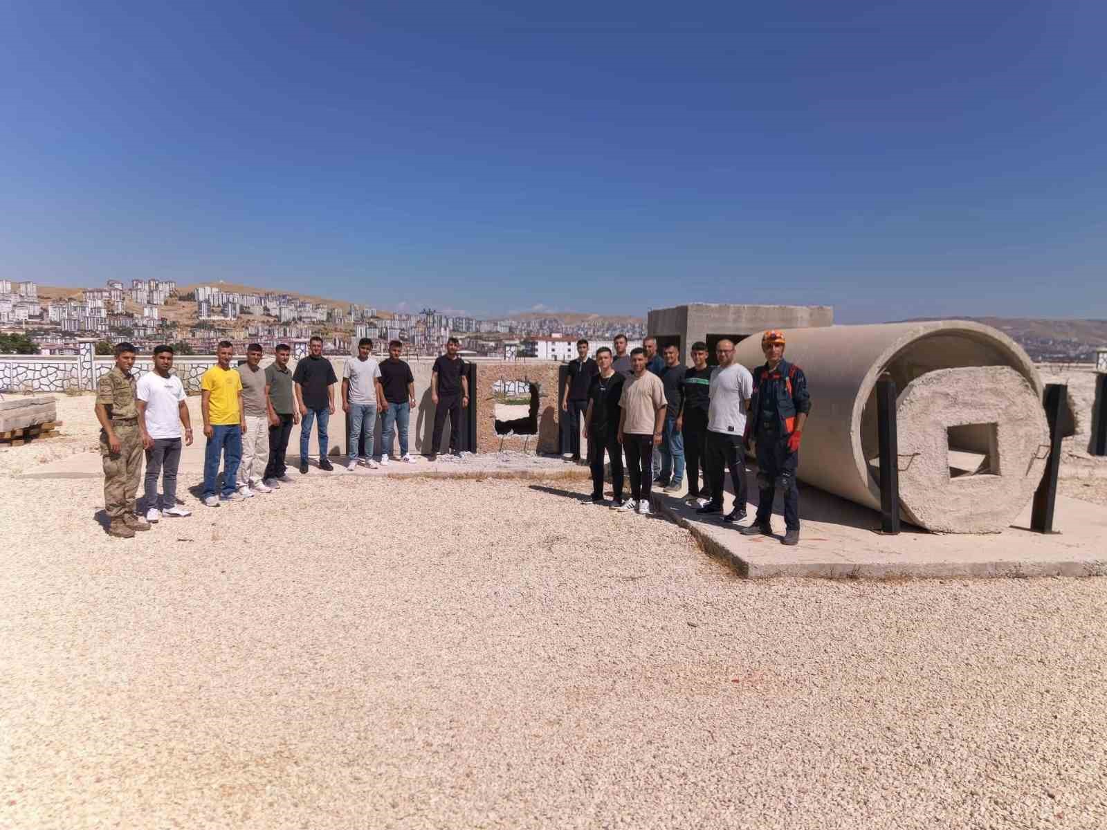 ELAZIĞ AFAD İL MÜDÜRLÜĞÜ TARAFINDAN JANDARMA PERSONELİNE YÖNELİK ENKAZDA ARAMA KURTARMA EĞİTİMİ VERİLDİ