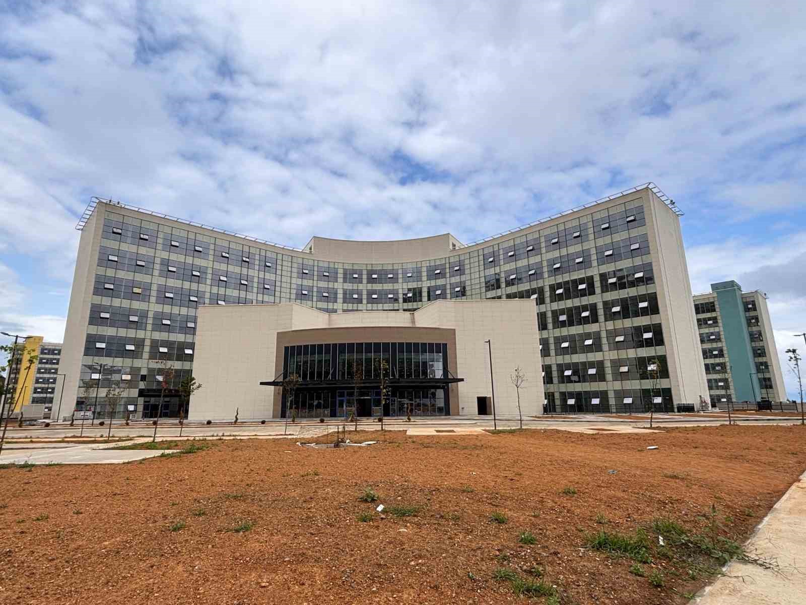TRABZON'DA YAPIMI SÜREN 900 YATAKLI ŞEHİR HASTANESİ’NDE YAPIM ÇALIŞMALARINDA SONA GELİNİRKEN, HASTANENİN YIL SONUNA DOĞRU HİZMETE AÇILMASI PLANLANIYOR.