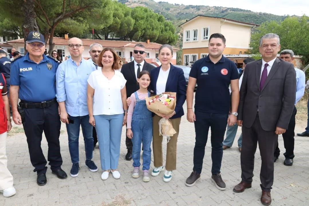 NAZİLLİ KAYMAKAMI HURİYE KÜPELİ KAN , İLÇEDEKİ KIRSALDAKİ OKULLARA YÖNELİK GERÇEKLEŞTİRDİKLERİ ZİYARET KAPSAMINDA AŞAĞI ÖRENCİK İLKOKULU İLE YUKARI ÖRENCİK İLKOKULU’NU ZİYARET ETTİ. ZİYARETTE ÖĞRENCİLER VE ÖĞRETMENLERLE BİR ARAYA GELİNEREK OKULLARDAKİ EĞİTİM-ÖĞRETİM FAALİYETLERİ DEĞERLENDİRİLDİ.