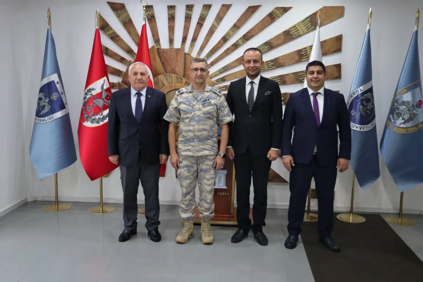 KÜTAHYA BELEDİYE BAŞKAN YARDIMCILARI HİMMET SARIYAR, HAŞİM ERTEKİN VE EJDERHAN GEZER, KÜTAHYA HAVA ER EĞİTİM TUGAY VE GARNİZON KOMUTANI TUĞGENERAL MUSTAFA BAŞ'I MAKAMINDA ZİYARET ETTİ.