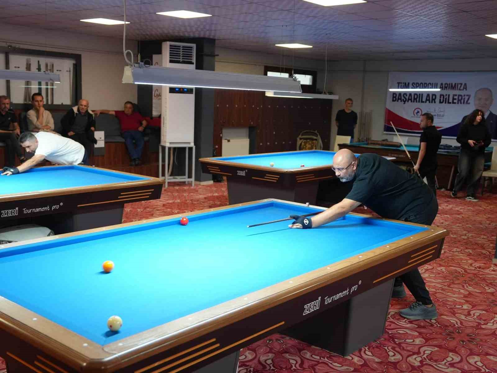 DÜZCE’DE BELEDİYENİN DESTEKLERİYLE DÜZENLENEN 3 BANT BİLARDO LONGONİ CUP TÜRKİYE ŞAMPİYONASI BAŞLADI. ŞAMPİYONADA TÜRKİYE VE DÜNYA ÇAPINDA DERECELERİ BULUNAN 160 SPORCU MÜCADELE EDİYOR.