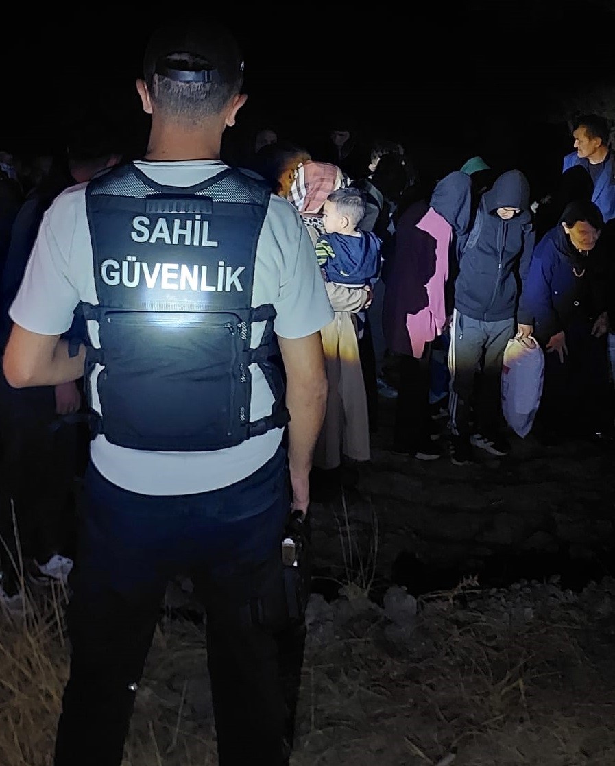 ÇANAKKALE’NİN ECEABAT İLÇESİNDE SAHİL GÜVENLİK EKİPLERİ TARAFINDAN KARADA 7'Sİ ÇOCUK TOPLAMDA 29 KAÇAK GÖÇMEN YAKALANDI.