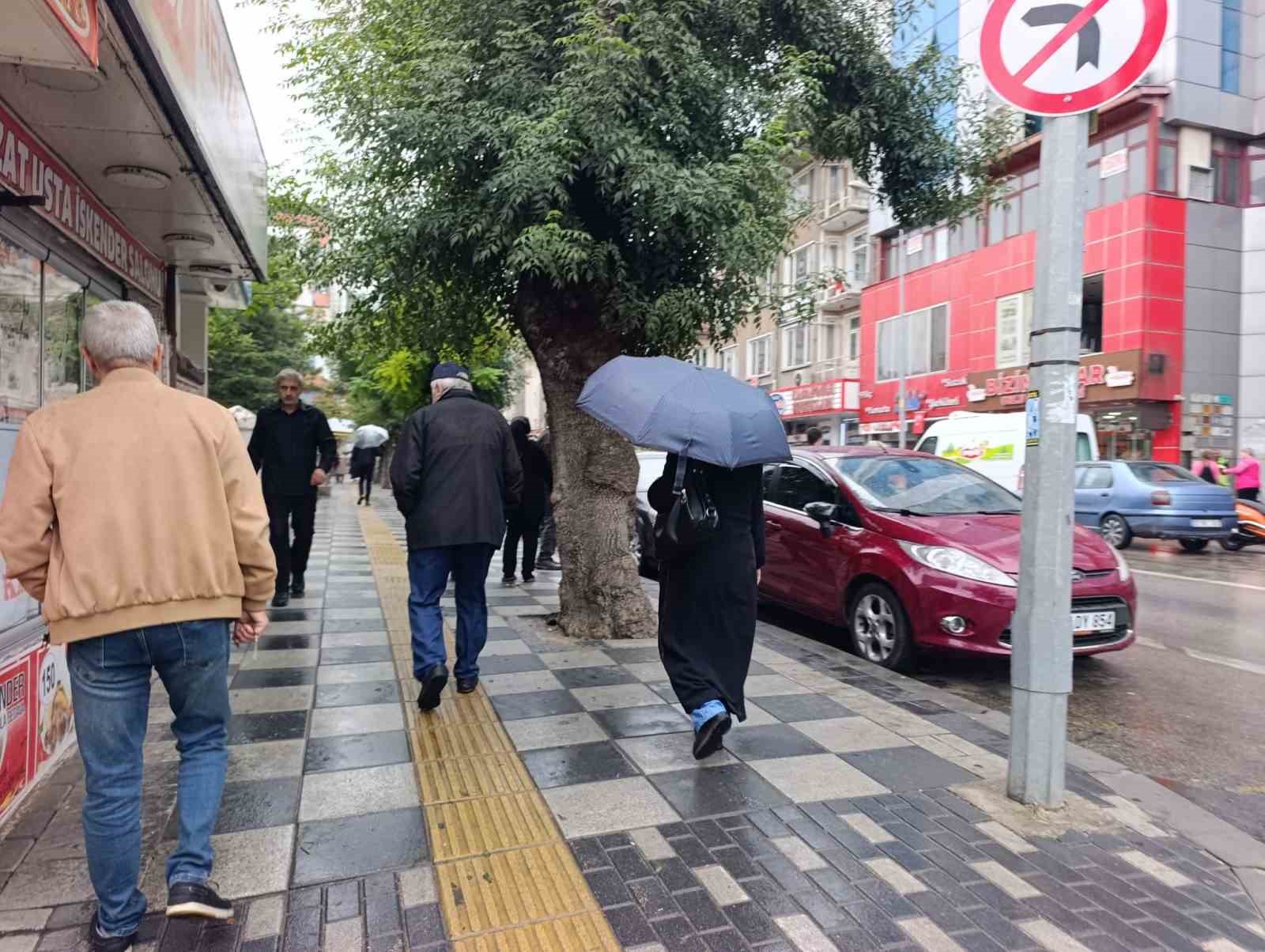 AFYONKARAHİSAR’DA METEOROLOJİ’NİN UYARILARININ ARDINDAN BEKLENEN YAĞIŞ SABAHIN ERKEN SAATLERİNDE BAŞLARKEN, YAĞIŞIN GÜN BOYUNCA ARALIKLARLA DEVAM ETMESİ BEKLENİYOR.