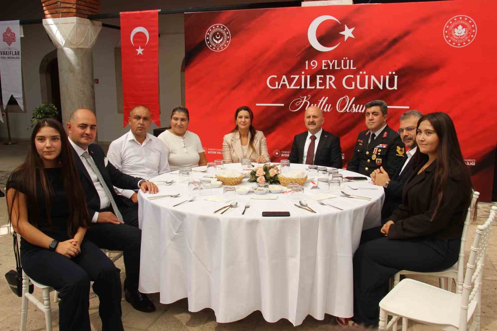 AYDIN’DA 19 EYLÜL GAZİLER GÜNÜ DÜZENLENEN PROGRAMLARLA KUTLANDI. KENT MEYDANI’NDAN AYDIN VALİLİĞİ’NE YÜRÜYÜŞ GERÇEKLEŞTİRİLİRKEN, GÜN KAPSAMINDA GAZİLER ONURUNA ÖĞLE YEMEĞİ PROGRAMI DÜZENLENDİ.