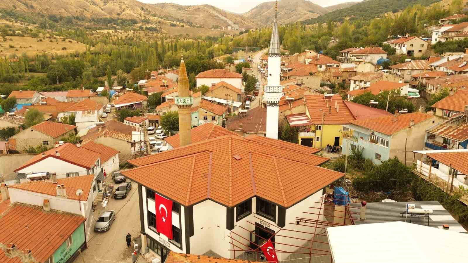 AFYONKARAHİSAR’IN ŞUHUT İLÇESİNE BAĞLI BAŞÖREN KÖYÜ’NDE YAPIMI KISA SÜREDE TAMAMLANAN CAMİ DÜZENLENEN TÖRENLE İBADETE AÇILDI.
