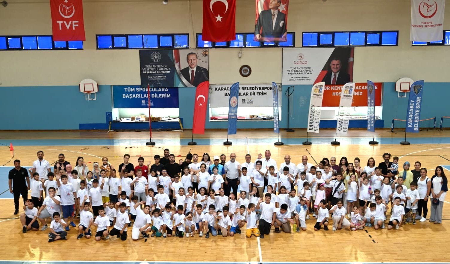 KARACABEY BELEDİYESİ TARAFINDAN HER YIL DÜZENLENEN YAZ SPOR OKULLARI, BU YIL DA ÇOCUK VE GENÇLERDEN YOĞUN İLGİ GÖRDÜ. İLÇE GENÇLİK VE SPOR MÜDÜRLÜĞÜ VE HALK EĞİTİMİ MERKEZİ MÜDÜRLÜĞÜ İŞBİRLİĞİYLE GERÇEKLEŞTİRİLEN PROGRAM KAPSAMINDA 13 FARKLI BRANŞTA EĞİTİM ALAN YAKLAŞIK 4 BİN 378 ÇOCUK VE GENÇ, YAZ