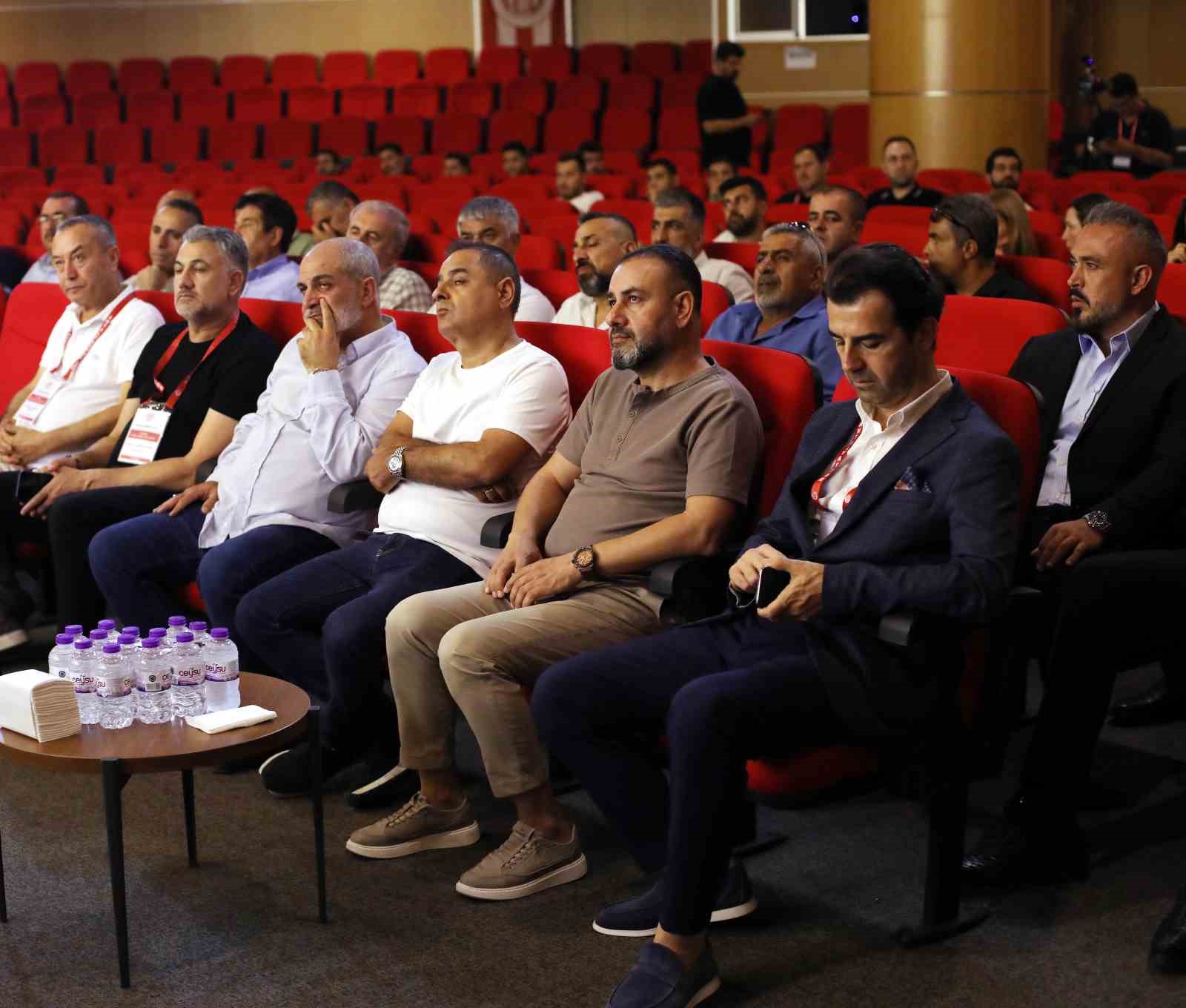 ANTALYASPOR'DA GERÇEKLEŞTİRİLEN OLAĞAN GENEL KURUL'DA MUSTAFA ERGÜN BAŞKANLIĞINDAKİ YENİ YÖNETİM KURULU 3 YILLIĞINA GÖREVE SEÇİLDİ. ERGÜN, YÖNETİMİ DEVRALMAK İSTEYEN ADAYLARA KAPILARININ AÇIK OLDUĞUNU BELİRTEREK, 15 GÜN İÇERİSİNDE KULÜP BAŞKANLIĞINI DA DEVRETMEYE HAZIR OLDUKLARINI SÖYLEDİ.