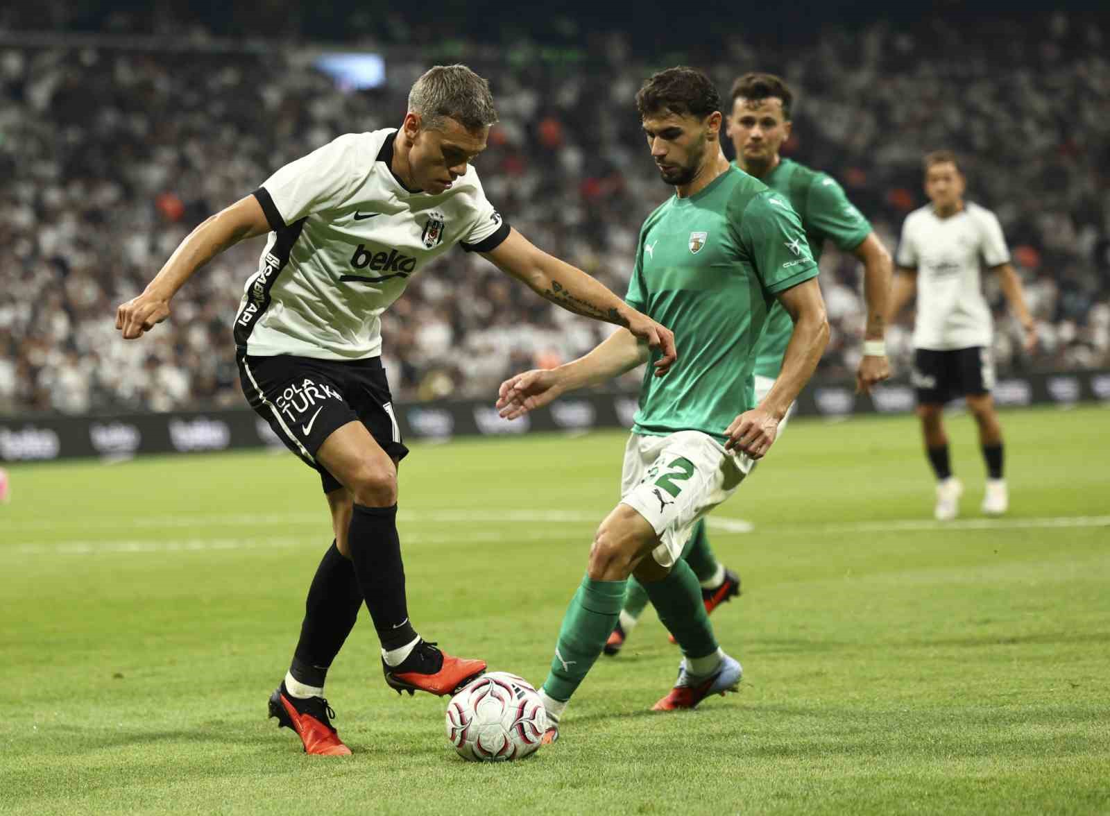 BEŞİKTAŞ, BELÇİKALI FUTBOLCU LEANDRO TROSSARD'IN TOPUK KEMİĞİNDE ÖDEM TESPİT EDİLDİĞİNİ AÇIKLADI.