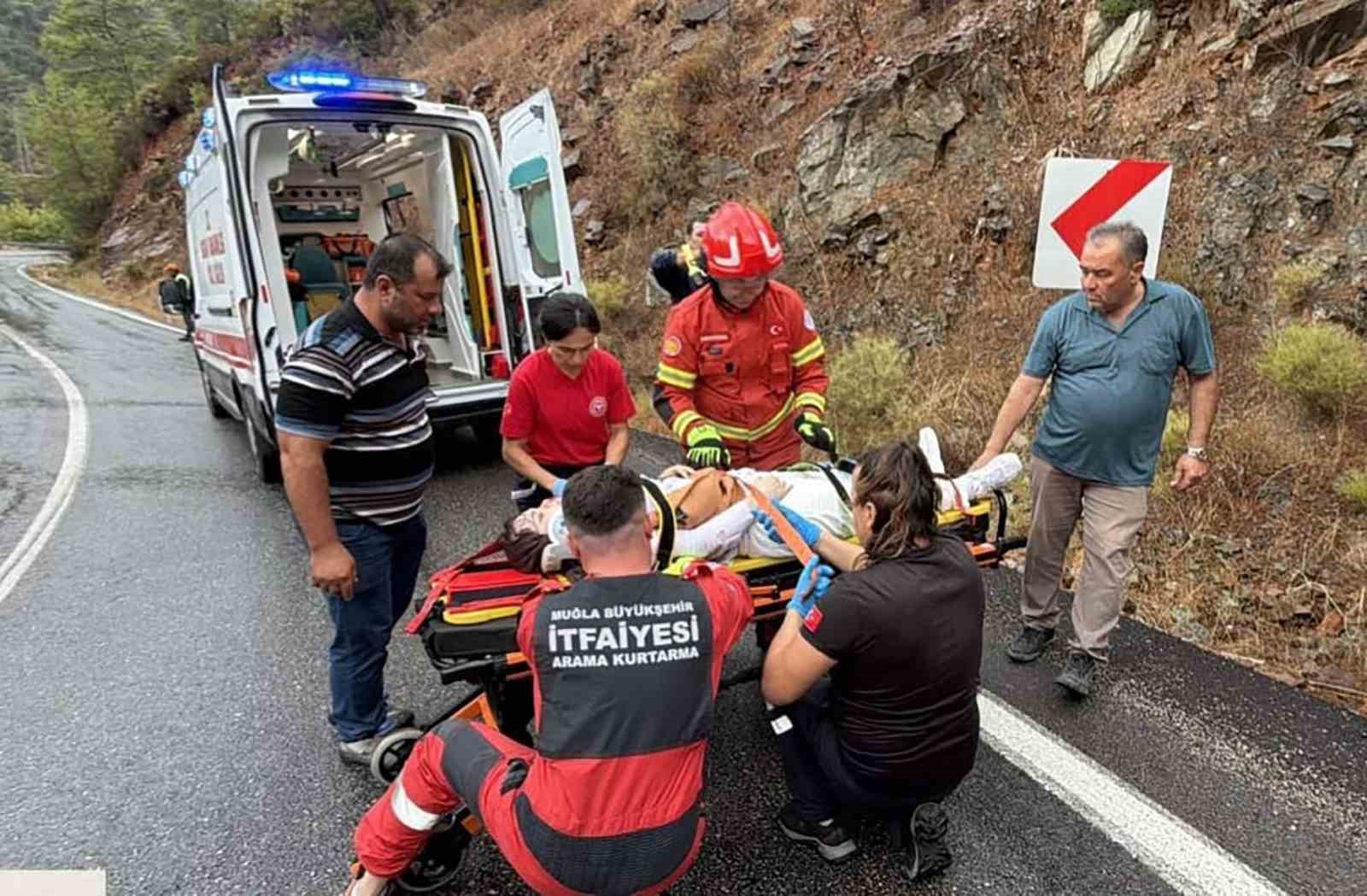 MUĞLA’NIN FETHİYE İLÇESİNE BAĞLI GÖCEK MAHALLESİ TÜNEL ÜST YOLU’NDA MEYDANA GELEN TEK TARAFLI TRAFİK KAZASINDA ARAÇ İÇERİSİNDE MAHSUR KALAN 1 KİŞİ, İTFAİYE EKİPLERİNİN MÜDAHALESİYLE KURTARILDI.