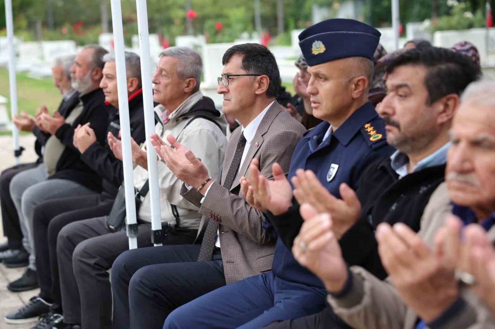 KÜTAHYA'DA ŞEHİTLER VE GAZİLER İÇİN KUR'AN-I KERİM TİLAVETİ VE MEVLİT PROGRAMI DÜZENLENDİ