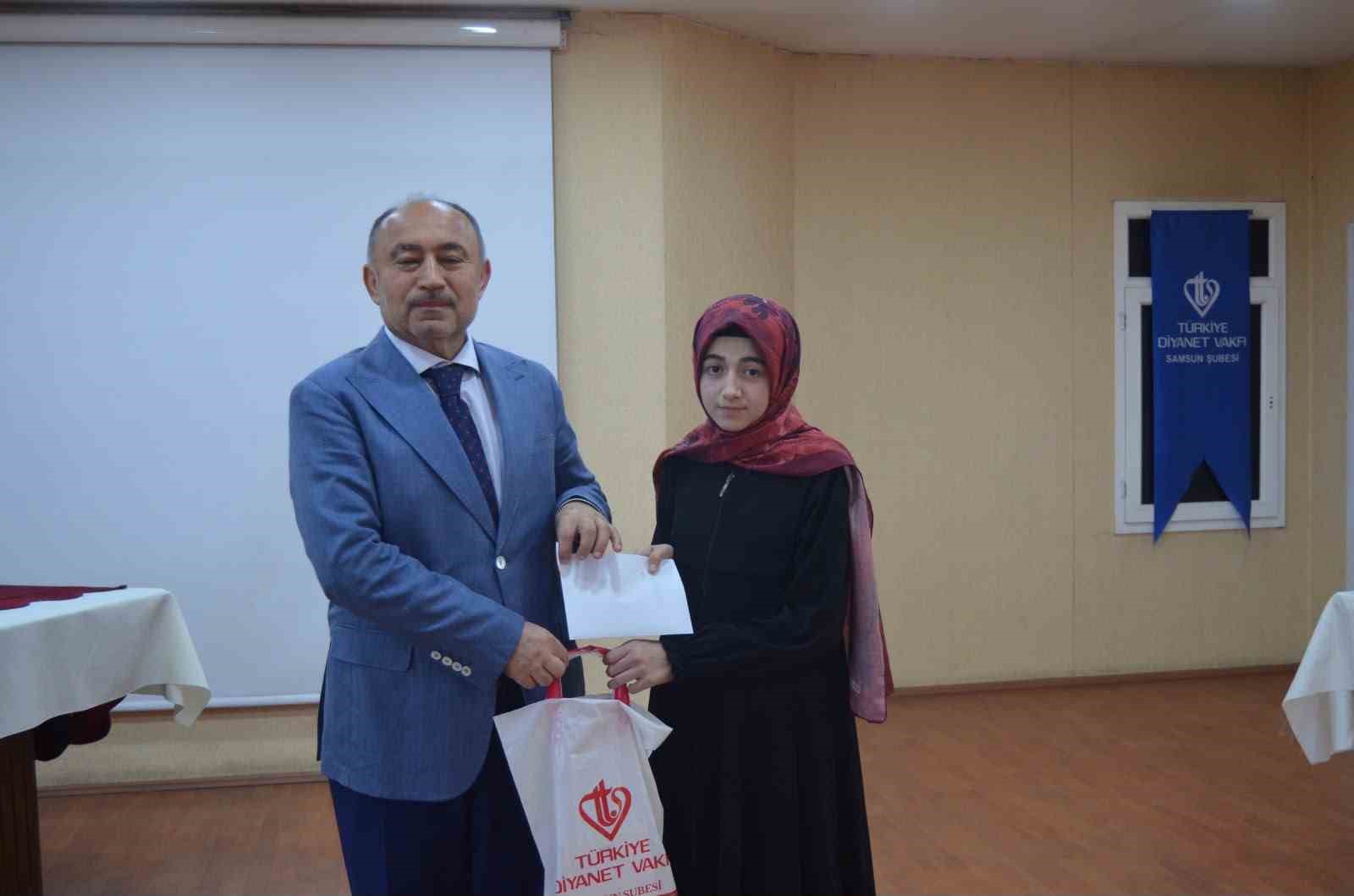 SAMSUN İL MÜFTÜSÜ SEYFULLAH ÇAKIR VE LADİK İLÇE MÜFTÜSÜ ERDEM DULUN, İL BİRİNCİSİ OLAN NİSANUR ÇOBAN’I TEBRİK EDEREK ÇEŞİTLİ HEDİYELER TAKDİM ETTİ.
