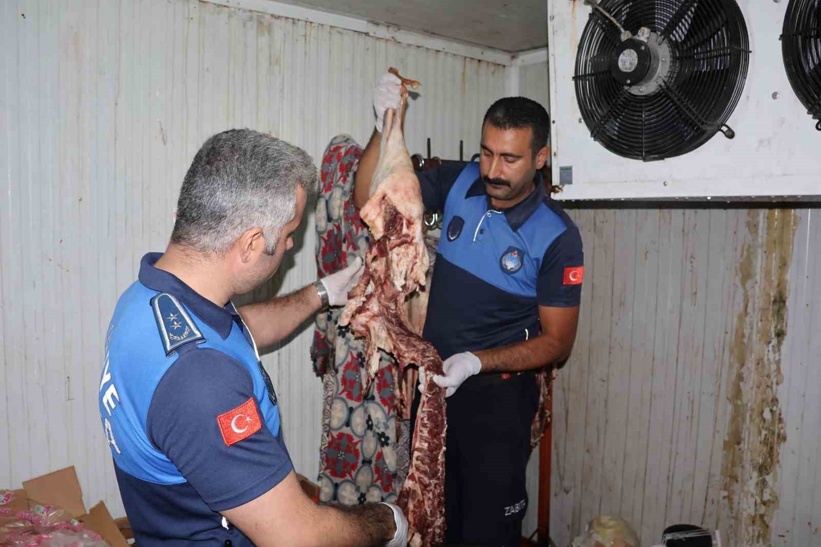 ULUBAĞ MAHALLESİ'NDE FAALİYET GÖSTEREN BİR KASAP İŞLETMESİNDE 315 KİLO BOZUK ET ELE GEÇİRİLDİ